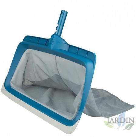 Raccoglie le foglie dai sacchetti di plastica, fissando i dadi ad alette