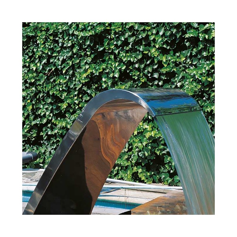 Luxuriöser Wasservorhang für einen 0,9 m hohen Pool.  Luxuriöser Wasservorhang für einen 0,9 m hohen Pool.