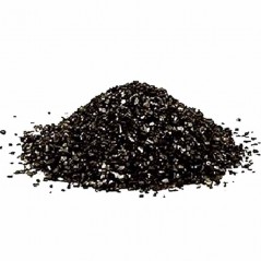 Filtern von Anthrazit in 25-kg-Säcken, mit einer Körnung von 0,8 - 1,6 mm.