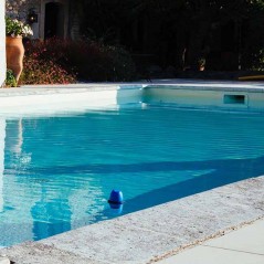 Intelligenter Pool-Analysator, der auf dem Wasser schwimmt.