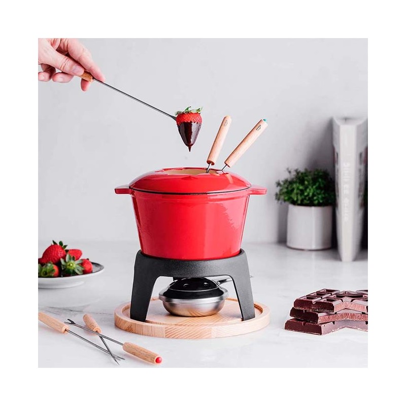 https://latiendadeljardin.com/20664-thickbox_default/lacor-set-fondue-de-hierro-fundido-esmaltado-soporte-de-hierro-con-base-de-madera-6-tenedores-rojo.jpg
