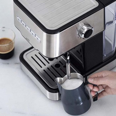 Espresso coffee maker with 2 coffee outlets and milk heating/frothing function, suitable for ground coffee and Lacor capsules.