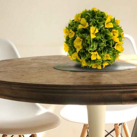 Esfera decorativa âmbar de 38 cm para complementar sua decoração interna ou externa. Aparência de planta natural.