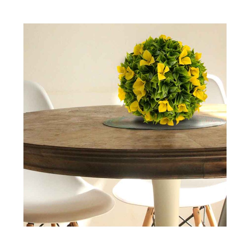 Esfera decorativa âmbar de 33 cm para complementar sua decoração interna ou externa. Aparência de planta natural.