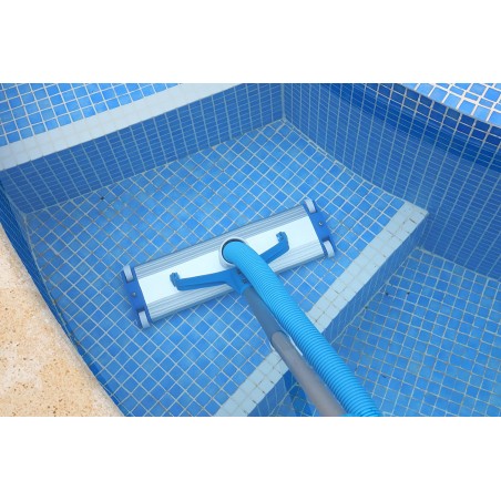 Aluminum Pool Cleaner, 45 cm, with Four Wheels and a Drag Brush. Suction Hose Connection. 2" End