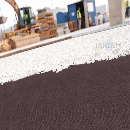 Tela geotêxtil marrom, 1,6 x 10 m, polipropileno 80 g/m². Para controle de ervas daninhas e arbustos na superfície do solo.
