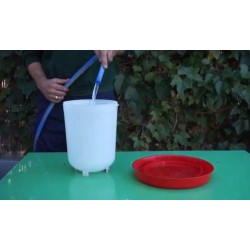 Rote Tränke für Hühner mit 10 Litern Inhalt. Durchmesser 34 cm x Höhe 34 cm.