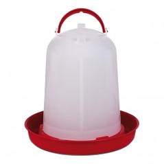 Rote Tränke für Hühner mit 10 Litern Inhalt. Durchmesser 34 cm x Höhe 34 cm.