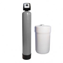Addolcitore d'acqua da 45 litri, attrezzatura composta da una bottiglia Greentank in GRP insieme a un serbatoio del sale in poli