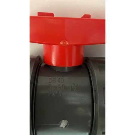 PVC-Kugelhahn mit 50 mm Gewinde. 1 1/2" Kugelhahn mit Gewinde.