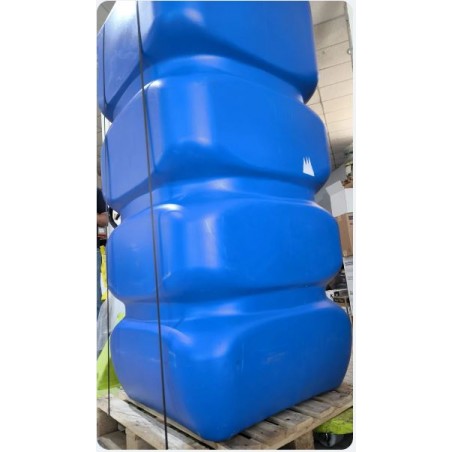 Quadratischer Polyethylentank für Trinkwasser (750 Liter). Abmessungen: 74 x 74 x 166 cm. Speziell für den Außenbereich konzipie