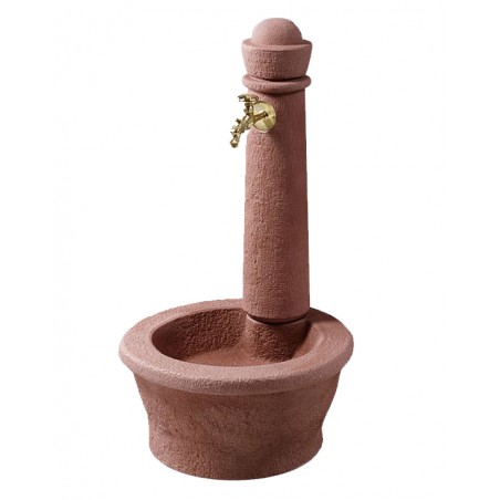 Fontana da giardino in pietra rossastra Roma, che imita la pietra naturale. Altezza 100 cm, larghezza 54 cm e profondità 58 cm.