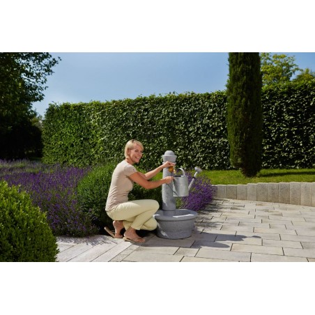 Fontana da giardino in pietra Roma, grigia, effetto pietra naturale. Altezza 100 cm, larghezza 54 cm, profondità 58 cm.