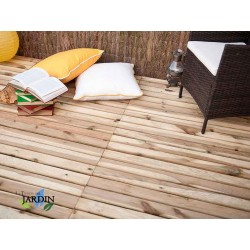 Baldosa de madera de pino recta 50x50 cm y 32mm, utilizada en patios, terrazas o duchas de piscinas