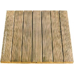 Baldosa de madera de pino recta 50x50 cm y 32mm, utilizada en patios, terrazas o duchas de piscinas