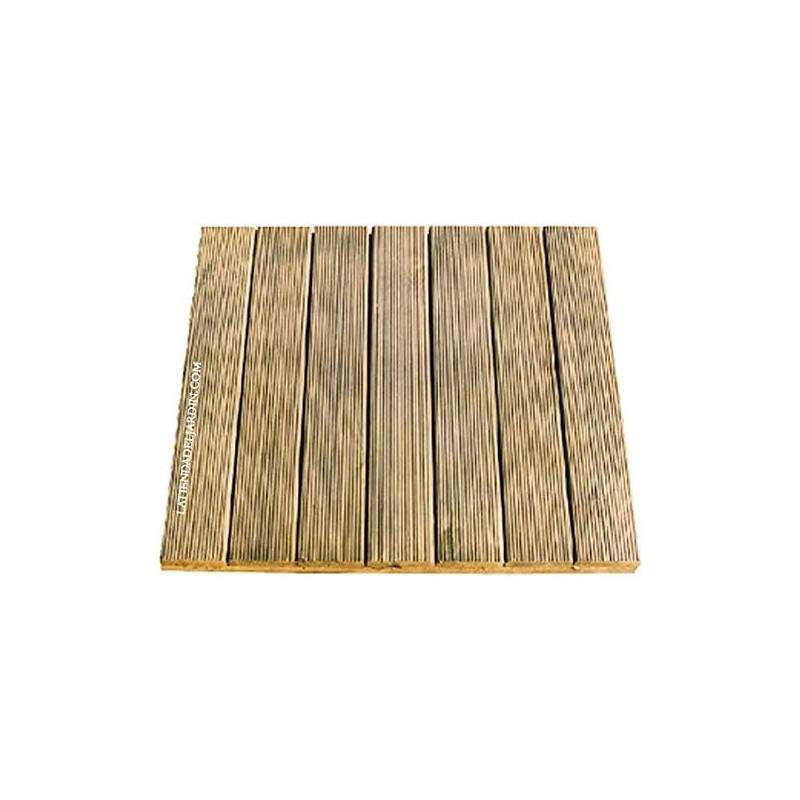 Baldosa de madera de pino recta 50x50 cm y 32mm, utilizada en patios, terrazas o duchas de piscinas