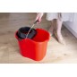 Cubo Fregona rojo Professional Resistente Ovalado 16 L con Escurridor. Incluye Fregona Microfibra MAX Pro Hilo negro