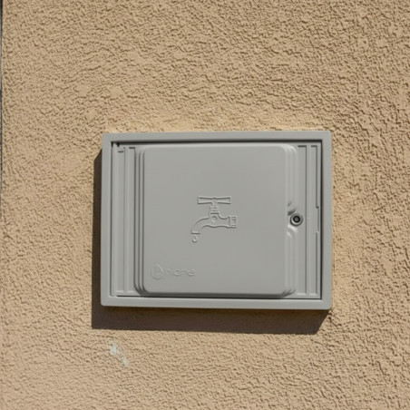 Puerta para contador agua fabricada en polipropileno gris de alta resistencia. Montada sobre marco para la pared, 35x45cm