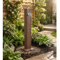 Dekorativer Gartenbrunnen in dunkler Holzoptik mit Wasserhahn, 100 cm hoch | Rustikales Wasserspiel für die Außendekoration