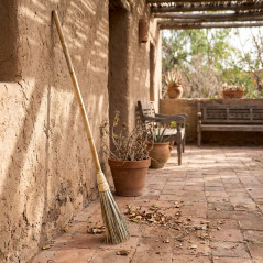 Scopa in foglia di palma con manico in canna da 1,34 m | Scopa naturale per esterni | Pulizia efficiente di cortili, giardini e
