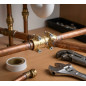 Reparatur von Kupferrohren 15mm. Klemmverbindungen aus Messing für die Reparatur von Kupferrohrlecks