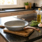 Thulos frying pan with non-stick stone-effect coating, Ø20 cm. Soft-touch bakelite handle with wood effect.