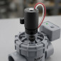 Válvula solenoide de irrigação Irritrol 2400MT 9V com tampa rosqueada de 1". Funciona com controladores de irrigação alimentados