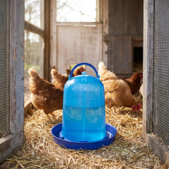 Blue 3 litre chicken drinker. Diameter 23 cm x Height 22 cm.