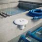 Bocchetta di aspirazione con filettatura esterna da 2'' e Ø interno da 50 mm per piscine in cemento.