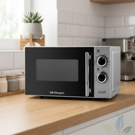  Microonde 20 L Orbegozo.  Potenza 700 W.  Griglia 900W.  Frontale con dettaglio INOX.  5 livelli di potenza + grill + 3 Combi.