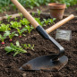 Raedera Chapulina Agrícola con Mango de Madera 90 cm | Herramienta de Labranza para Huerto, Jardín y Campo Raedera Chapulina Agrícola con Mango de Madera 90 cm | Herramienta de Labranza para Huerto, Jardín y Campo