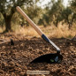 Grattoir agricole avec manche en bois 90 cm | Outil de travail du sol pour verger, jardin et champ Grattoir agricole avec manche en bois 90 cm | Outil de travail du sol pour verger, jardin et champ