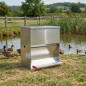 SAFE-FEED Enten-Futtertrog 30 kg 50 l | 50 x 42 x 50 cm | Nutztierfutter | Für den Außenbereich