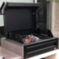 Barbecue da incasso + modulo lavello Kitaway Otte 168x63x101 cm con griglia 64x48,5 cm | Barbecue in cemento bianco/nero Barbecue da incasso + modulo lavello Kitaway Otte 168x63x101 cm con griglia 64x48,5 cm | Barbecue in cemento bianco/nero