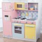 Cocina grande de madera. Color pastel