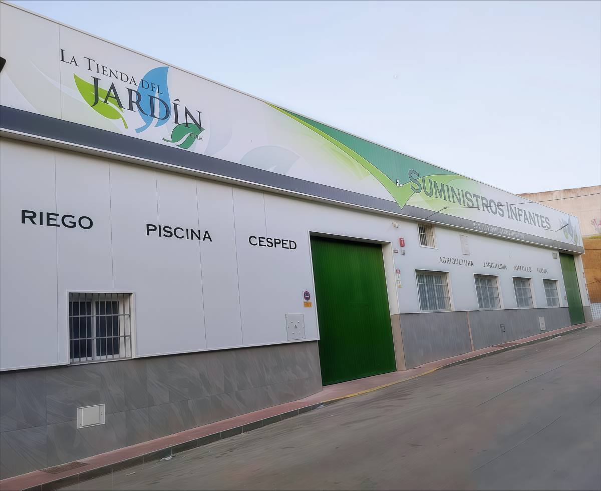 Equipo de LaTiendadelJardin.com atendiendo pedidos y asesorando clientes